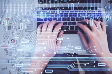 Erkeklerin ellerinin bilgisayar klavyesini ve veri temalı hologram çizimini yazarken çoklu pozlama. Üst Manzara. Teknoloji konsepti.