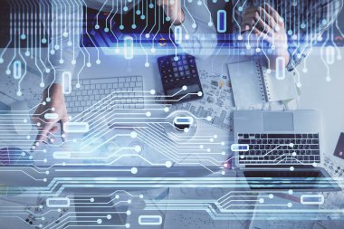 Kadın ve erkeğin birlikte çalışması ve veri temalı hologram çizimi. Bilgisayar arkaplanı. Üst Görünüm.