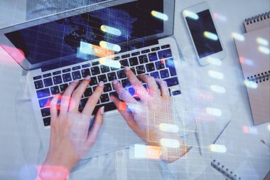 Bilgisayar ve veri temalı hologram çizimlerinde çalışan kadın elleri çift pozlama. Üst Manzara. Teknoloji konsepti.