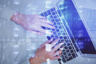 Bilgisayar ve veri temalı hologram çizimlerinde çalışan kadın elleri çift pozlama. Üst Manzara. Teknoloji konsepti.