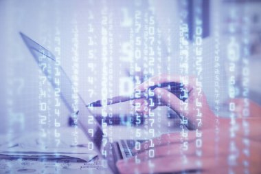 Bilgisayar ve veri temalı hologram çizimleri üzerinde çalışan kadın ellerine çok fazla maruz kalma. Teknoloji kavramı.