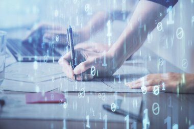 Bilgisayar ve veri temalı hologram çizimlerinde çalışan kadın elleri çift pozlama. Teknoloji kavramı.