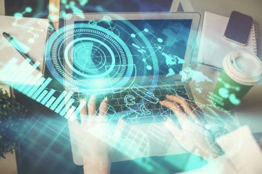 Kadın elinin bilgisayar ve iş temalı hologram çizimlerinde çifte pozlama. Başarı konsepti.