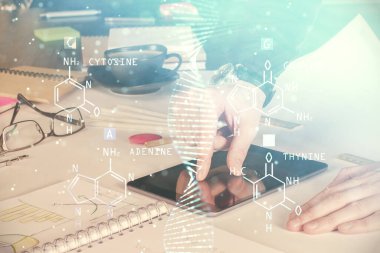 Erkeklerin el ele tutuşup, telefon ve DNA çizimlerini kullanırken çift pozlama. Tıp eğitimi kavramı.