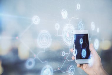 Teknolojiye çifte maruz kalma, hologram ve cep telefonu kullanan bir kadın..