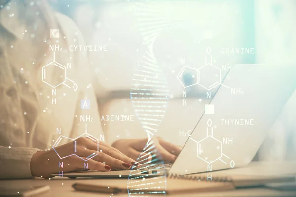 妇女双手在计算机和DNA全息图上打字的双重曝光。医学教育概念. — 图库照片