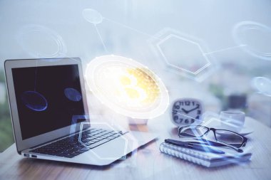 Engelleme zincirine ve kripto ekonomi temalı holograma ve bilgisayar arkaplanlı masaya çoklu maruz kalma. Bitcoin kripto para kavramı.