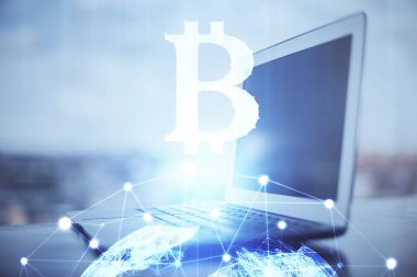 Engelleme zincirine ve kripto ekonomi temalı holograma ve bilgisayar arkaplanlı masaya çoklu maruz kalma. Bitcoin kripto para kavramı.