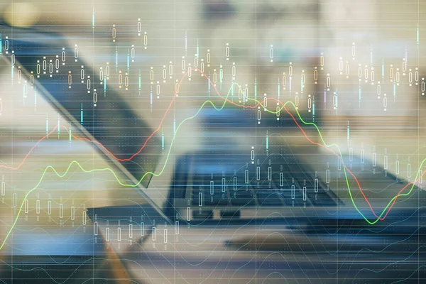 Holograma gráfico de Forex en la tabla con el fondo de la computadora. Doble exposición. Concepto de mercados financieros . — Foto de Stock