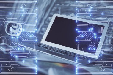 Bilgisayar, teknoloji temalı hologramla birlikte ofiste. Çoklu maruz kalma. Teknoloji kavramı.