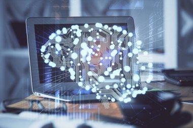 Bilgisayar ve beyin çizimi hologramıyla çalışma masasına çift pozlama. Beyin fırtınası konsepti.