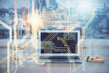 Bilgisayarlı ve dünya haritalı hologramlı çok katlı bir tablo. Uluslararası veri ağı kavramı.