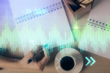 Forex grafik hologramı ile not lar yapan kadın ellerinin çoklu pozlaması. Teknik analiz kavramı.