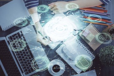 Kadınların el yazısı üzerine sosyal ağ temalı hologram. Uluslararası insanlar birbirine bağlanır. Çift pozlama