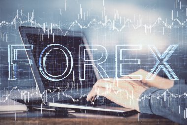 Arka planda dizüstü bilgisayar üzerinde çalışan adam ile borsa grafiği çift pozlama. Finansal analiz kavramı.