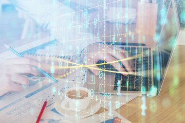 Veri temalı hologramın arka planda bilgisayarla çalışan bir adam tarafından çifte maruz bırakılması. Yenilik kavramı.