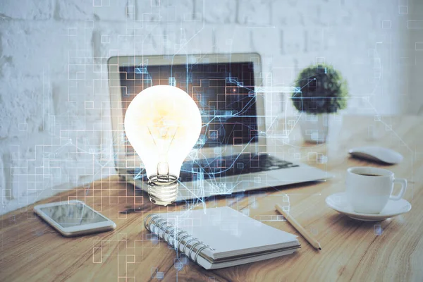 Ordenador en el escritorio en la oficina con el holograma icono de la bombilla. Exposición múltiple. Concepto de idea. —  Fotos de Stock