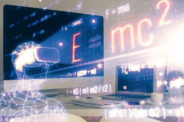 Desktop computer achtergrond en formule hologram schrijven. Dubbele belichting. Onderwijsconcept. — Stockfoto