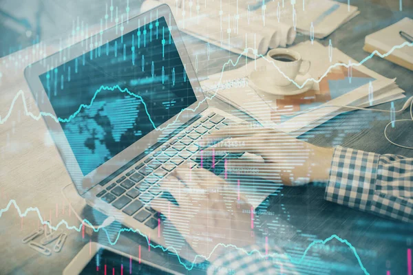 Doble exposición del gráfico de divisas con el hombre que trabaja en la computadora en el fondo. Concepto de análisis de mercado . —  Fotos de Stock