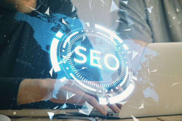 Мультиэкспозиция значка SEO с человеком, работающим на компьютере на заднем плане. Концепция оптимизации поисковой системы
.