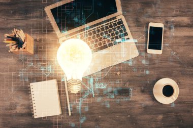 Masaüstü arka planında ampul çizimi. Üst Manzara. Çifte maruziyet. Fikir kavramı.