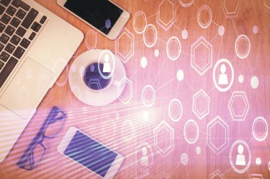 Sosyal ağ temalı çizimlerin telefon üzerinden çifte pozlandırılması. Üst Manzara. Kavram bağlayan insanlar.