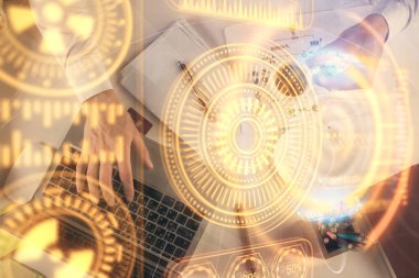 Erkeklerin ellerinin bilgisayar klavyesini ve teknik temalı hologram çizimlerini yazarken çift pozlama. Üst Manzara. Teknoloji konsepti.