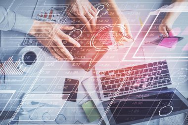 Kadın ve erkeğin birlikte çalışması ve veri temalı hologram çizimi. Bilgisayar arkaplanı. Üst Görünüm.