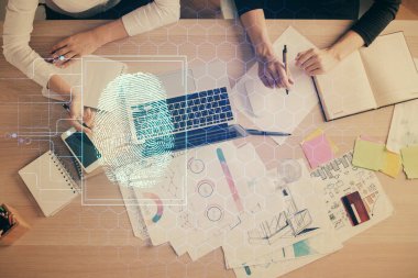 Bilgisayar ve parmak izi hologramı çizimleri üzerinde çalışan kadın elleri çift pozlama. Üst Manzara. Dijital Güvenlik Konsepti.