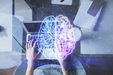 Bilgisayar ve insan beyin hologramı çizimleri üzerinde çalışan bir kadının çifte pozu. Üst Manzara. Ai kavramı.