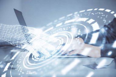 Bilgisayar ve veri temalı hologram çizimleri üzerinde çalışan kadın ellerine çok fazla maruz kalma. Teknoloji kavramı.