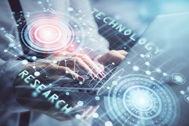 Bilgisayar ve veri temalı hologram çizimleri üzerinde çalışan kadın ellerine çok fazla maruz kalma. Teknoloji kavramı.