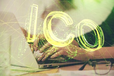 Bilgisayarda ve kripto piyasa temalı hologram çizimlerinde kadın elinin çifte pozu. Engelleme zinciri kavramı.