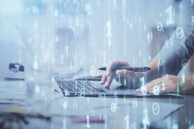 Bilgisayar ve veri temalı hologram çizimlerinde çalışan kadın elleri çift pozlama. Teknoloji kavramı.