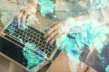 Kadın elinin bilgisayar ve iş temalı hologram çizimlerinde çifte pozlama. Başarı konsepti.