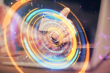 Elinde kredi kartı ve teknik tema çizimi olan bir adamın ellerine iki kez maruz kalmış. E-ticaret teknolojisi kavramı.