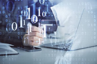 Kredi kartı ve veri temalı hologram çizimi tutan bir kadının online alışverişine iki kez maruz kalışı. E-ticaret kavramı.