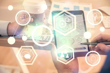 Bir erkeğin elini tutarken ve telefon ve sosyal ağ teması kullanırken çift pozlama.