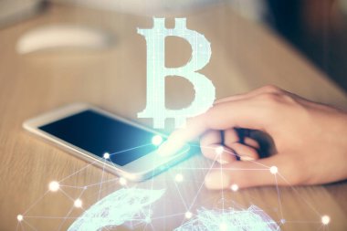 Hologram ve cep telefonu kullanan bir kadın tarafından iki kez görüntülenir..