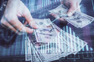 Finansal grafiğe çoklu pozlama hologram, Amerikan dolarları ve insan eli. Analiz kavramı.