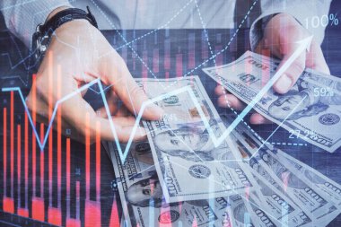 Finansal grafiğe çoklu pozlama hologram, Amerikan dolarları ve insan eli. Analiz kavramı.