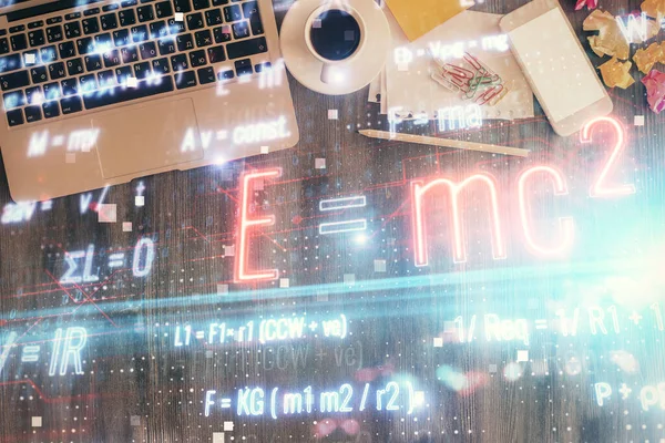 Física y matemáticas tema holograma con dibujos de fórmula sobre el ordenador en el fondo del escritorio. Vista superior. Exposición múltiple. Concepto de educación . — Foto de Stock
