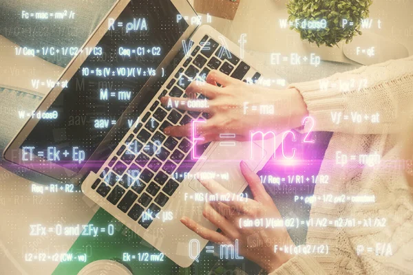 Doppelbelichtung von Frauenhänden, die an Computer- und Formelhologrammzeichnungen arbeiten. Draufsicht. Wissenschaftskonzept. — Stockfoto