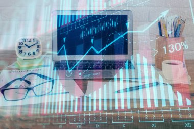 Forx çizelgesine ve bilgisayarla çalışma alanına çift pozlama. Uluslararası çevrimiçi ticaret kavramı.