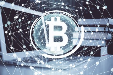 Engelleme zincirine ve kripto ekonomi temalı holograma ve bilgisayar arkaplanlı masaya çoklu maruz kalma. Bitcoin kripto para kavramı.