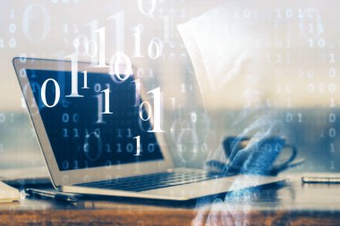 Masaüstü bilgisayarı ve teknoloji temalı holograma çift pozlama. Yazılım geliştirme kavramı.