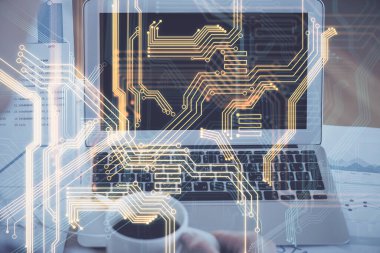 Bilgisayar, teknoloji temalı hologramla birlikte ofiste. Çoklu maruz kalma. Teknoloji kavramı.