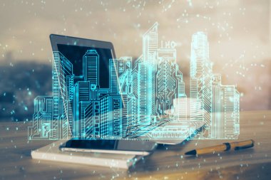 Ofisteki masaüstü bilgisayar geçmişi ve büyük kasaba binaları hologram çizimi. Çifte maruziyet. Akıllı şehir konsepti.