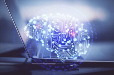 Bilgisayar ve beyin hologramı ile çalışma masasının çoklu açığı. Beyin fırtınası konsepti.