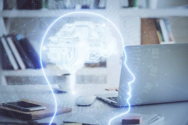 Bilgisayar ve beyin çizimi hologramıyla çalışma masasına çift pozlama. Beyin fırtınası konsepti.